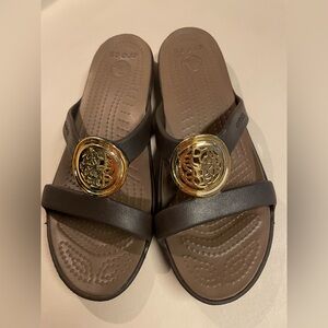 Crocs Women’s Sanrah Brown Slip-On Sandals w/Gold Medallions, Size 8